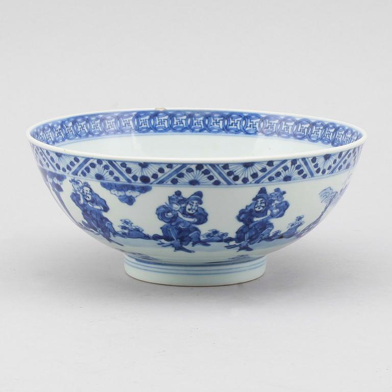 A blue and white bowl, Qing dynasty, 18th Century.