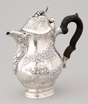 KAFFEKANNA, rokokostil, Axel Carlson, Stockholm. 1955. Kopia av Mikael Åströms mästerstycke från 1764. Vikt 1170 gram.