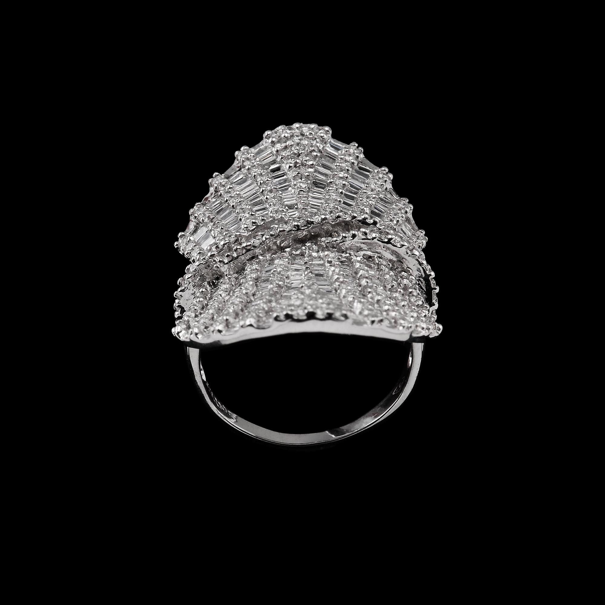 A RING, brilliant- and baguette cut diamonds c. 3.58 ct. Weight 11.9 g.