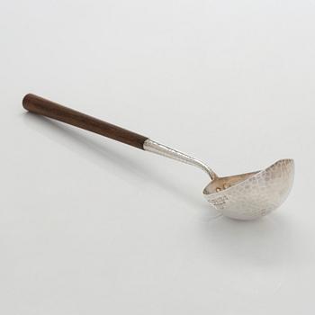 Tapio Wirkkala, boolimalja ja -kauha, hopeaa, palisanteri, Kultakeskus, Hämeenlinna, 1974.