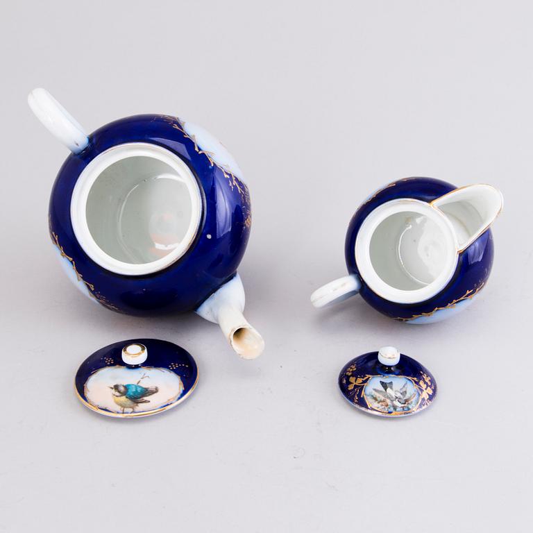 A 10-piece Kuznetsov porcelain tea set, Russia 1892-1917.