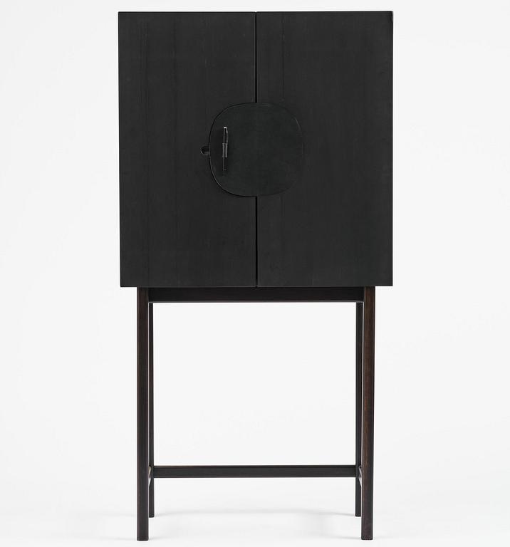 Mathieu Gustafsson, skåp, prototyp, "Tecknaren", utfört av snickarmästarna Markus Karlbom & Hannu Hietamäki, Burhult, 2024.