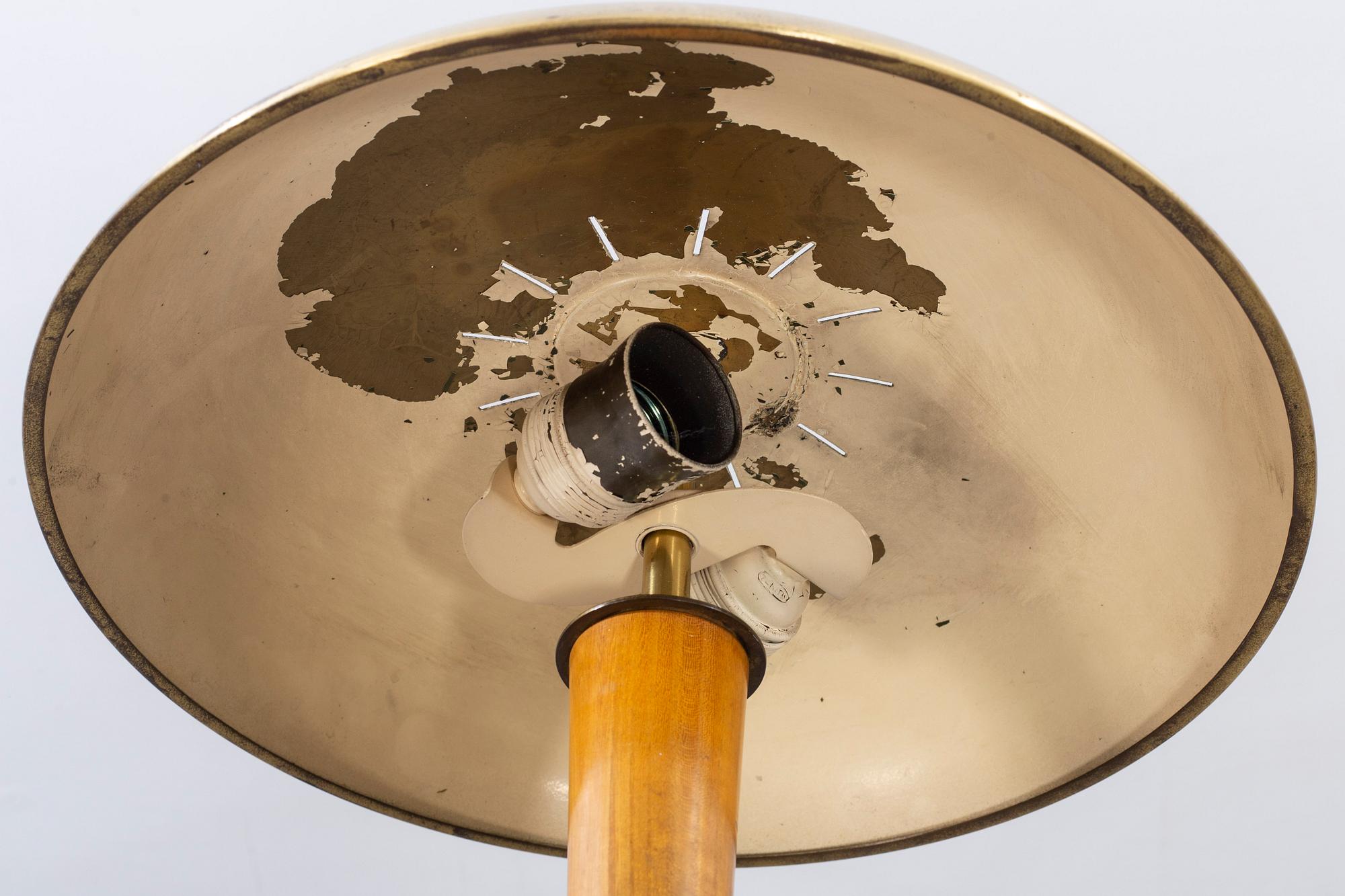 A 1950-40'S TABLE LAMP.