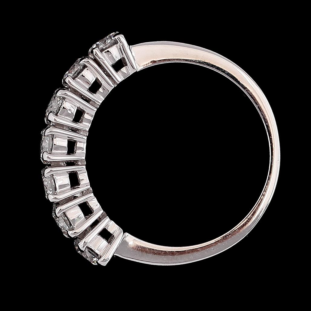 RING, 18K vitguld, 7 briljantslipade diamanter tot ca 1.46 ct.