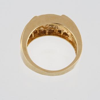 RING, 18K guld med prinsesslipade diamanter ca 1.28 ct. Vikt 8,5 gram.