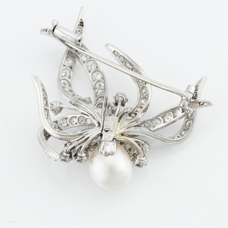 Brosch platina med en pärla och runda briljant- och åttkantslipade diamanter, design Henrik Bolin, W.A. Bolin.