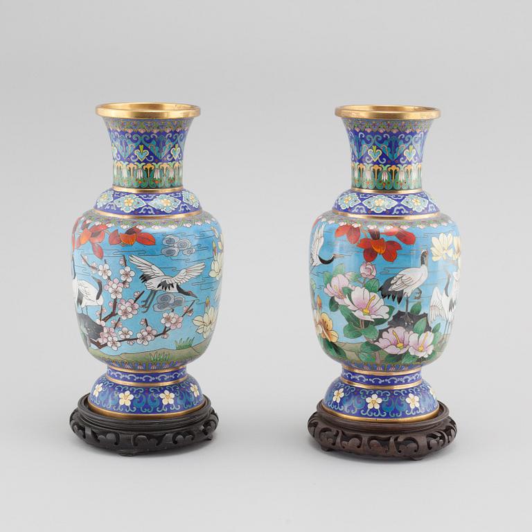 VASER, ett par, cloisonné, Japan, 1900-tal.