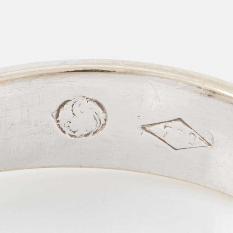 Ring, 18K white gold set with brilliant-cut diamonds.