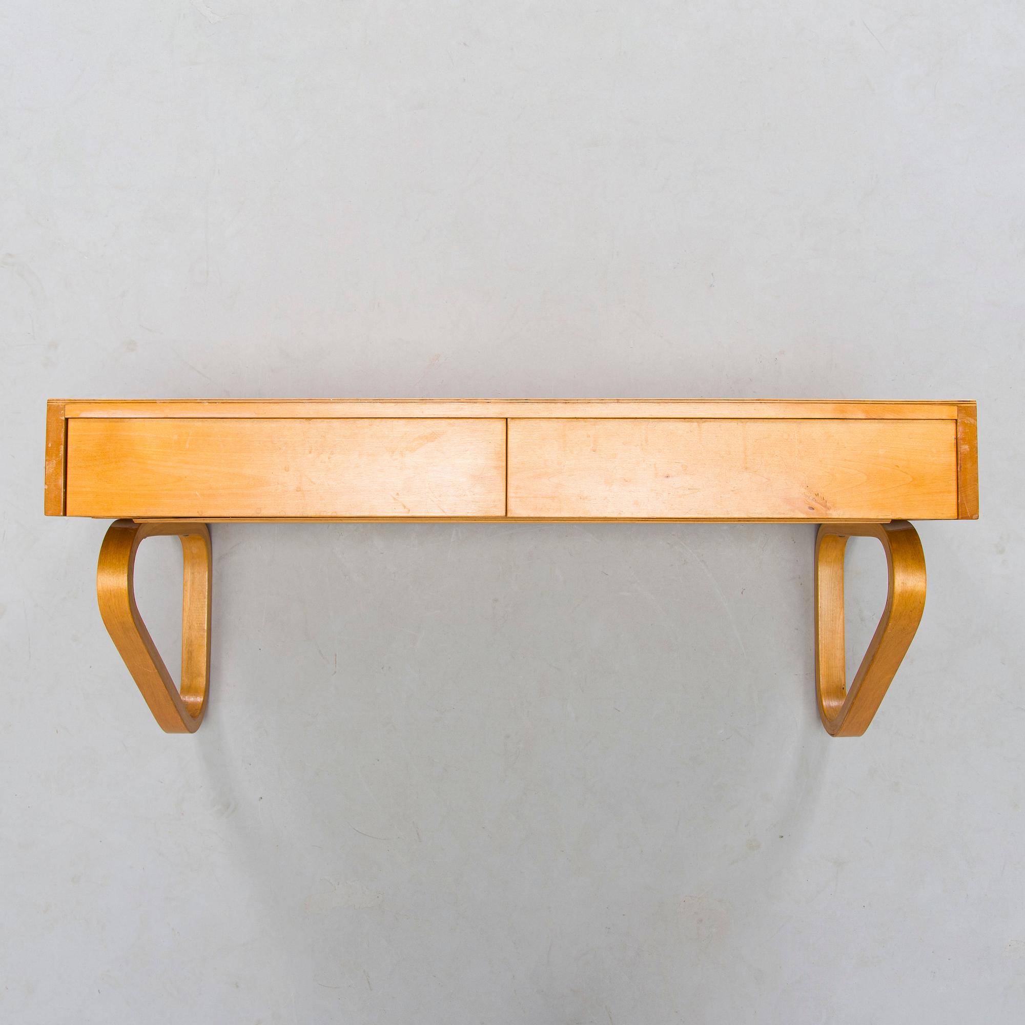 Alvar Aalto, konsol / hylla modell 114 för O.Y. Huonekalu- ja Rakennustyötehdas A.B. 1900-talets mitt.