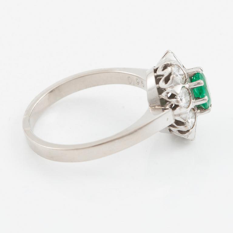 Ring, carmoséring 18K vitguld med smaragd och krans av briljantslipade diamanter.