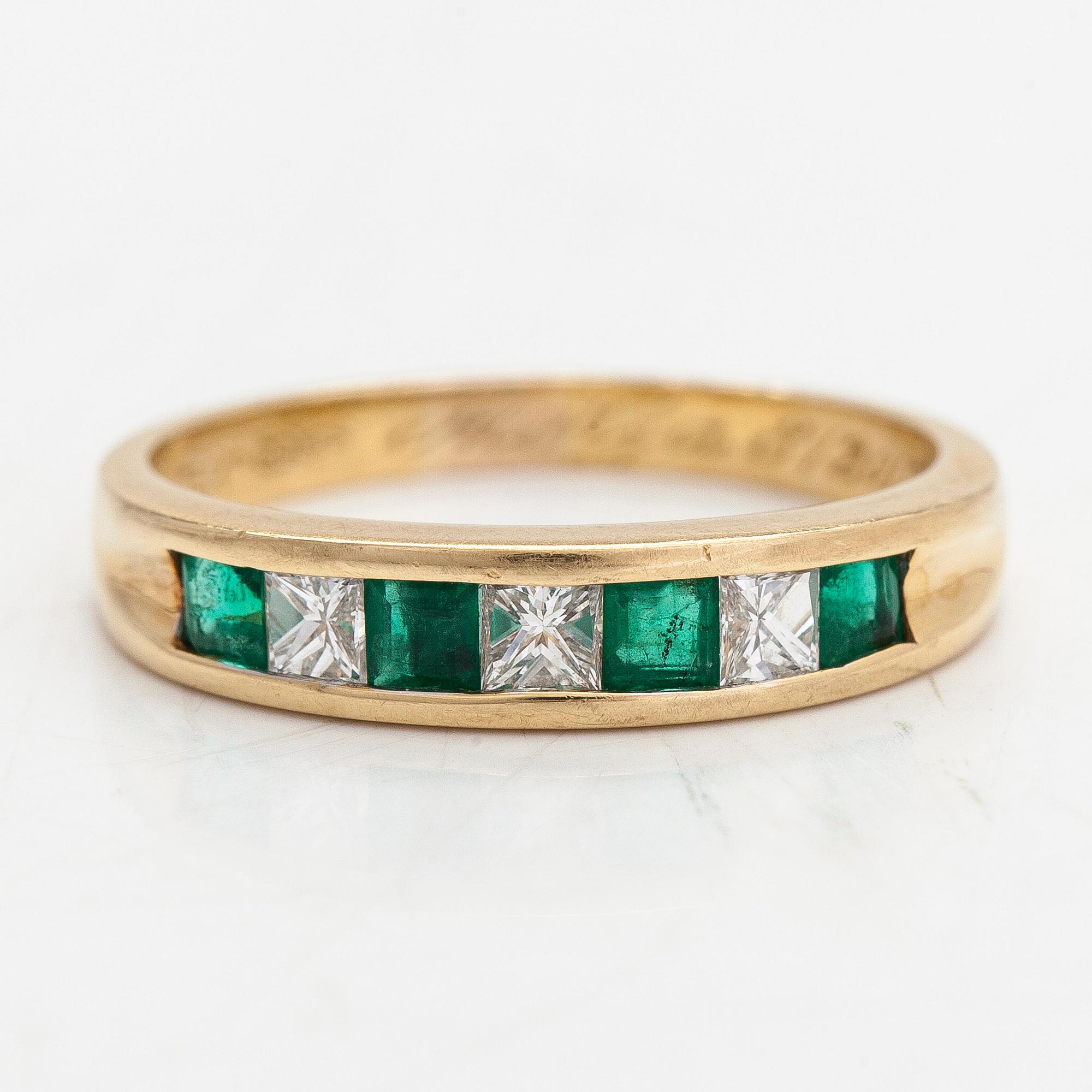 An 18K gold ring, set with emeralds and princess-cut diamonds totalling approx. 0.34 ct. Finnish import hallmarks.