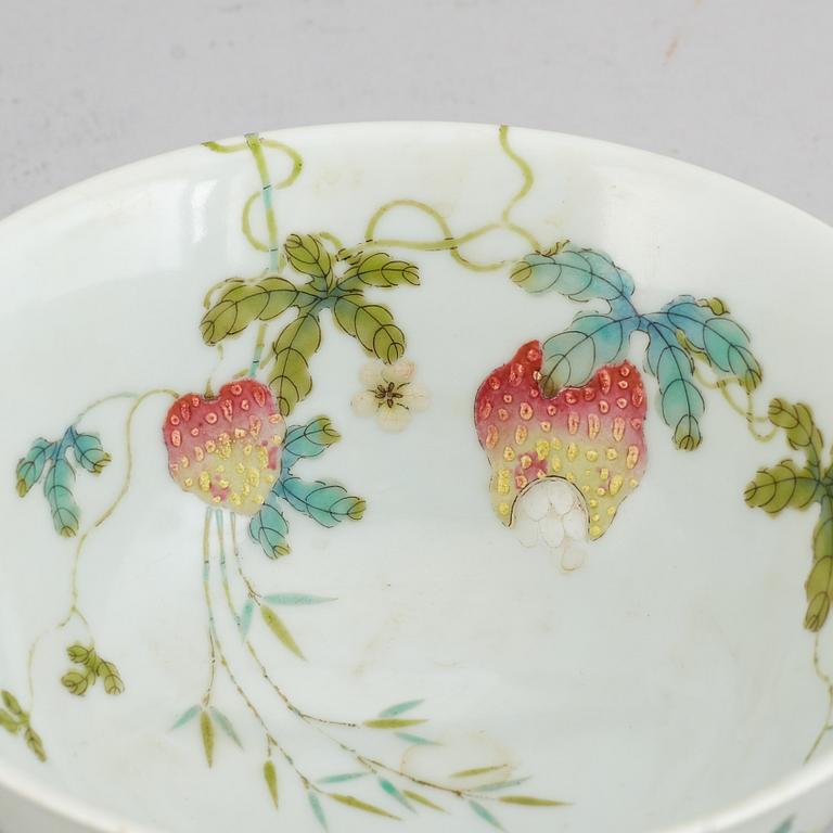 A famille rose bowl, 20th Century.