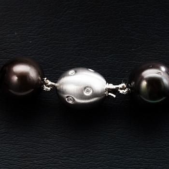 PÄRLCOLLIER, mörka odlade pärlor, låset 14K vitguld, små diamanter. Graderade. 1900-talets slut.