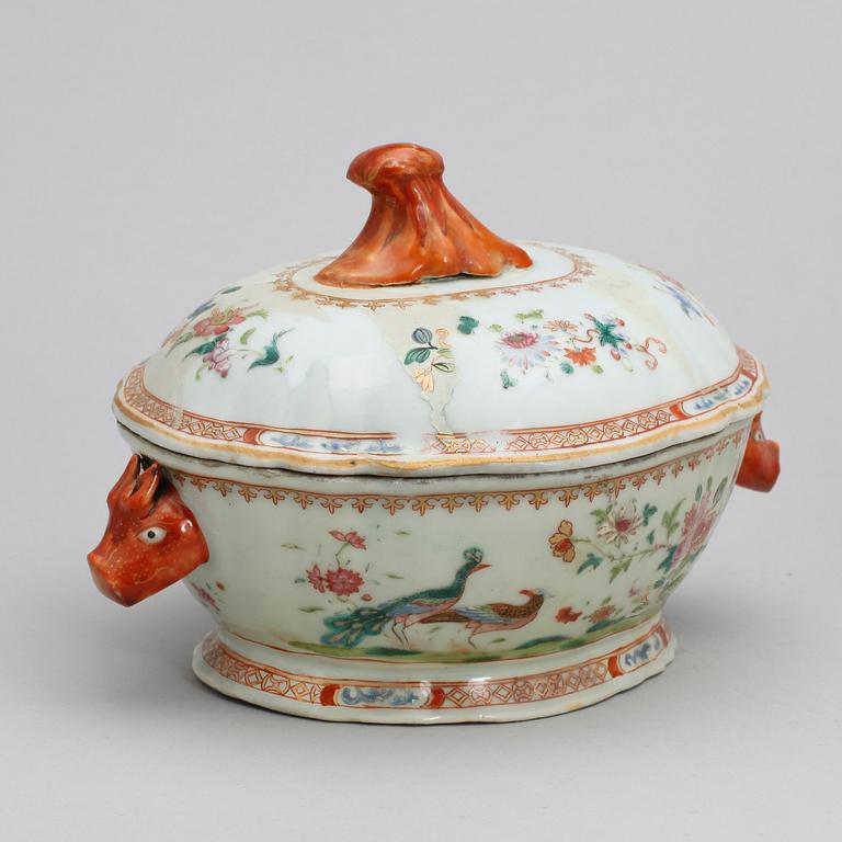 TERRIN MED LOCK, KOPPAR, 2 st, samt FAT, porslin, Qianlong, Kina, 1700-tal.