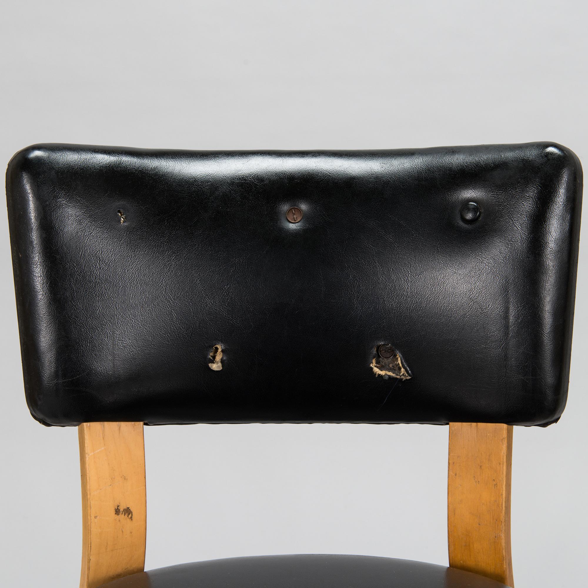 Alvar Aalto, stolar, ett par, modell E 69 för O.Y. Huonekalu- ja Rakennustyötehdas A.B. 1960-tal.