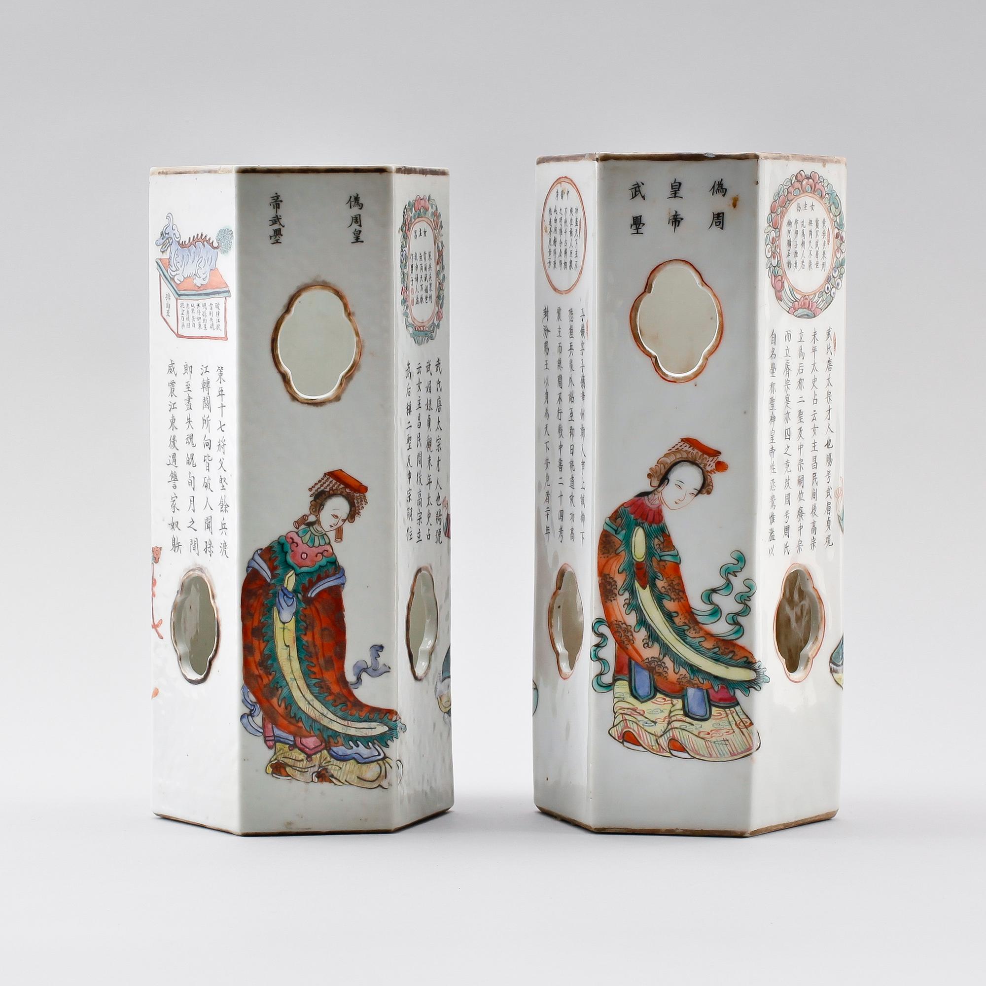 LYKTOR/PERUKSTOCKAR, 2 st, porslin, Kina, Qing dynastin 1644-1912.