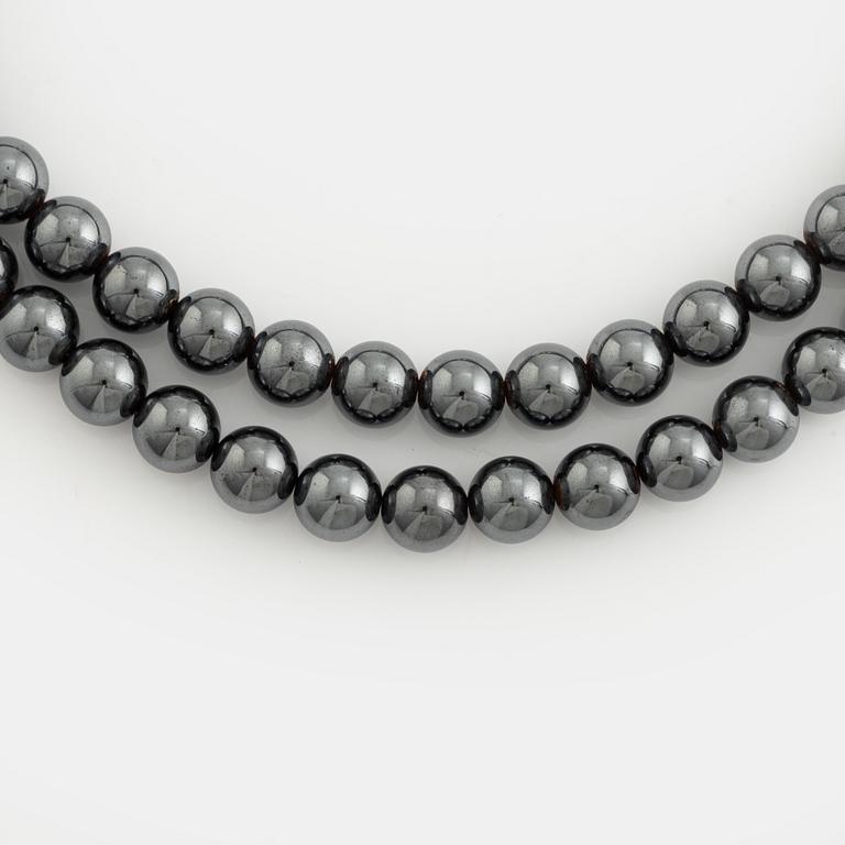 Ole Lynggaard. 2 rows of hematite beads with a clasp in 14K white gold and gold with a brilliant-cut diamond.