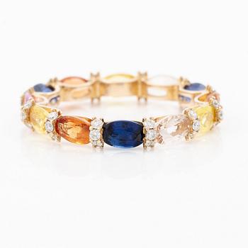 Ring in 14K gold with oval multi-coloured sapphires and small brilliant-cut diamonds.