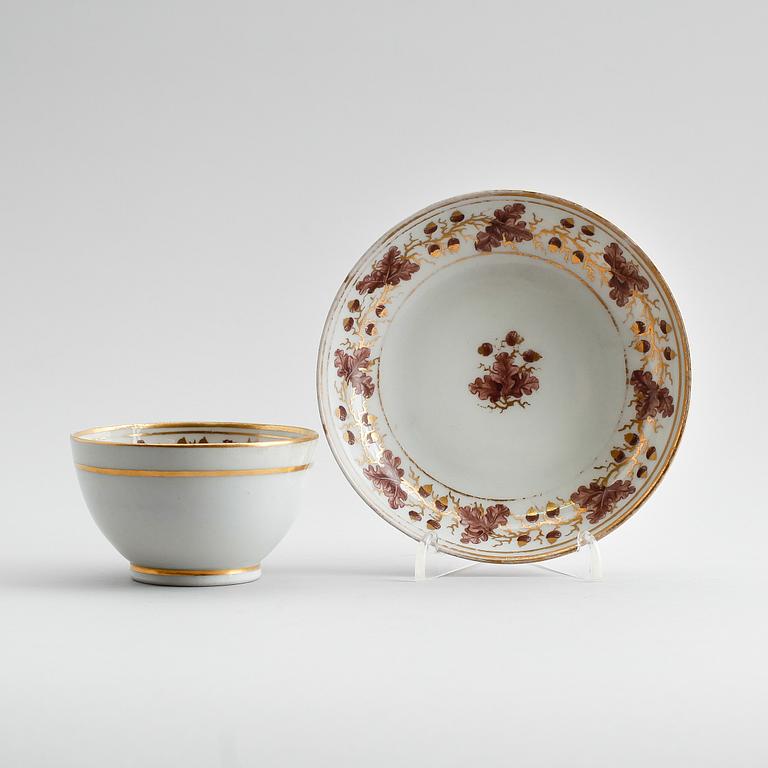 TESKÅL MED FAT, porslin, Newhall, England, 1700-talets andra hälft.