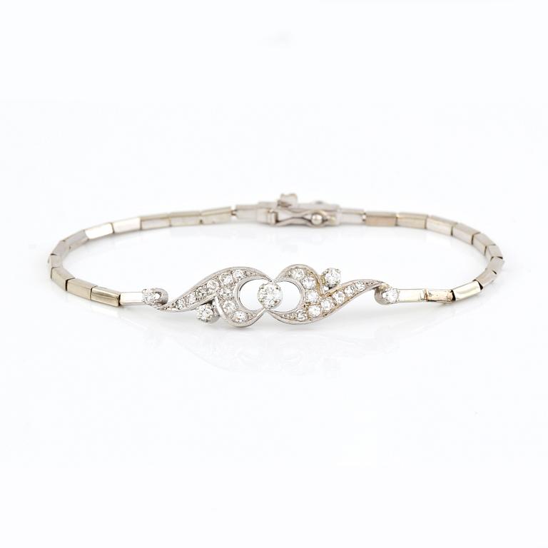 ARMBAND, 18K vitguld med briljant och åttkantslipade diamanter, tot ca 0,72 ct. Vikt 8,60 g.