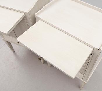 SÄNGBORD, 1 par, gustaviansk stil, 1900-talets andra hälft.
