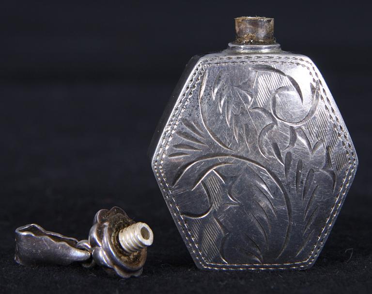 BROSCHER, 2 st samt HÄNGE, silver, bl a Wedgwood, 1900-tal.