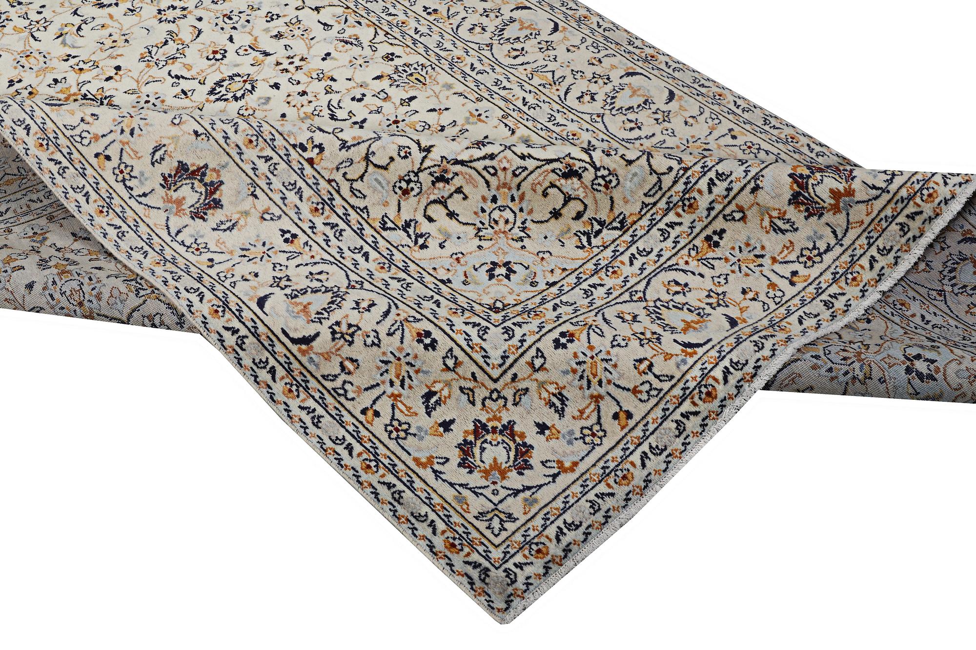 A Kashan carpet, c. 305 x 200 cm.