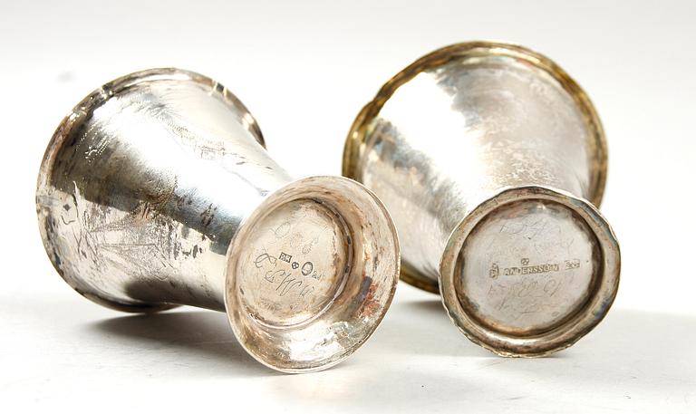 BÄGARE, 2 st, silver. Pehr Rosenlöf, Östhammar, 1824. Niklas Andersson, Kristianstad 1824.