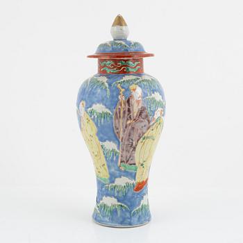 A porcelain lidded urn, Japan, 20th century.