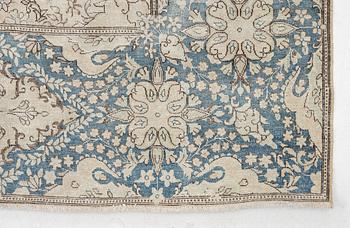 A carpet, vintage design, approx. 423 x 300 cm.