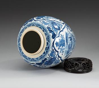 A blue and white jar, Qing dynasty, Kangxi (1662-1722).