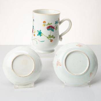 Mugg samt två fat, porslin, Kina, 1700-tal.