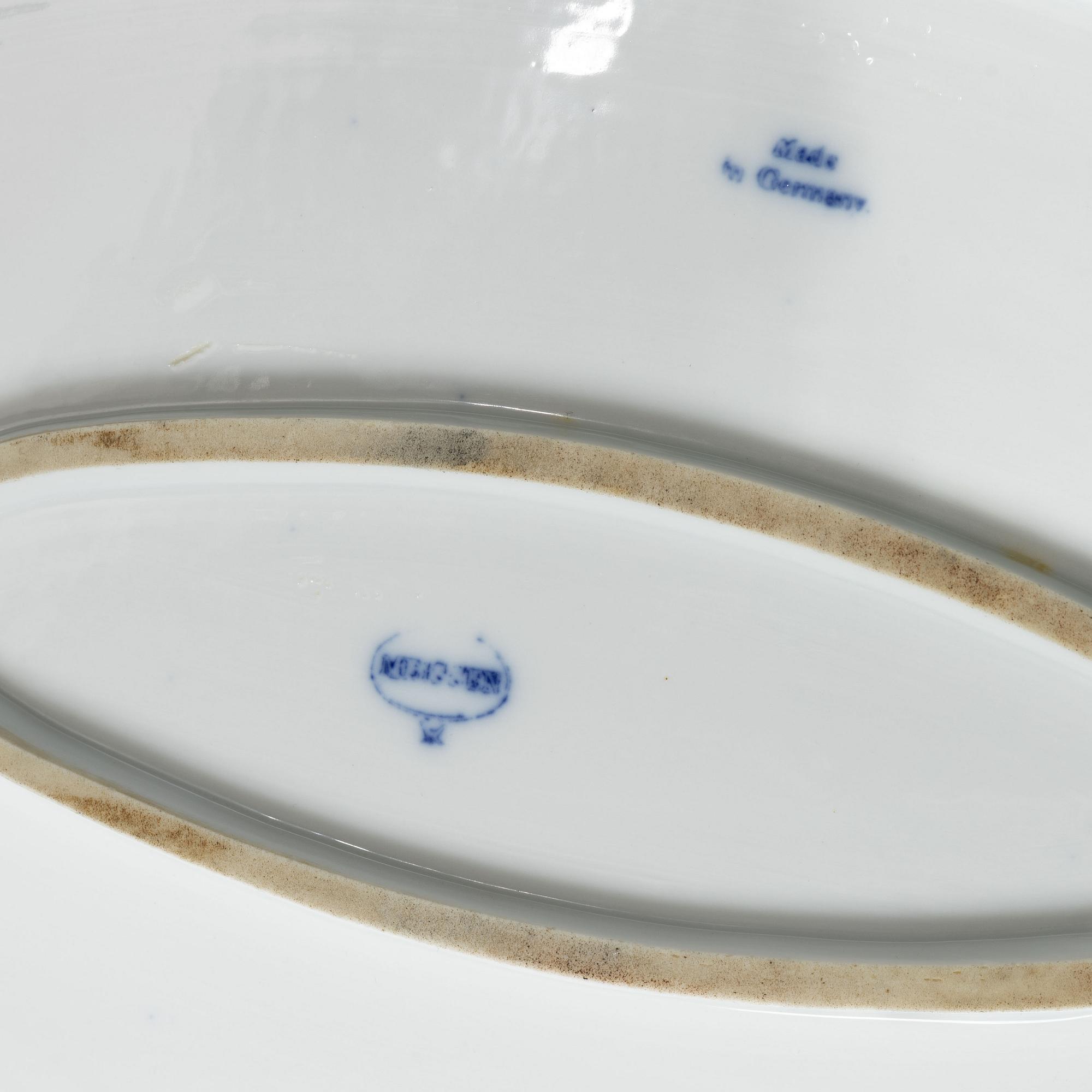 A 54-piece porcelain dinner service, 'Onion pattern/Zwiebelmuster', predominantly Meissenstadt, Tyskland.