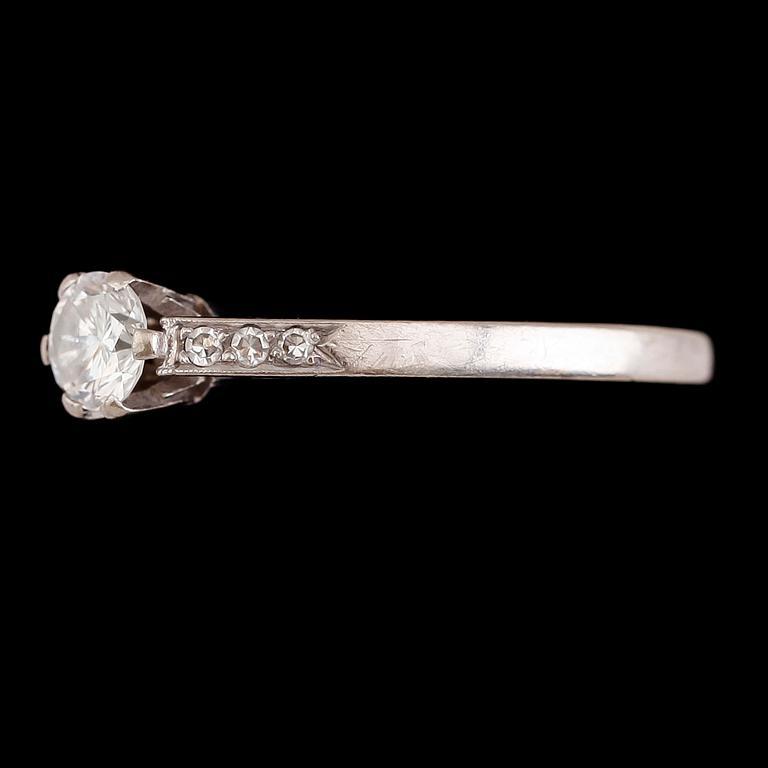 RING, 18 k vitguld, briljantslipade diamanter tot 0.50 ct, H&Å Stockholm 1959. Vikt 3,1 g.