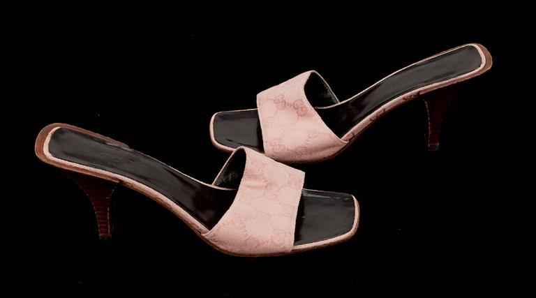 SKOR, 2 par sandaletter, Fendi samt Gucci.