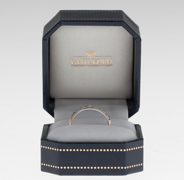 RING, 14K gold, 12 st. diamanter tot. 0,36 ct. Finska stämplar Silván 2006. Vikt 2,7 g. Intyg.