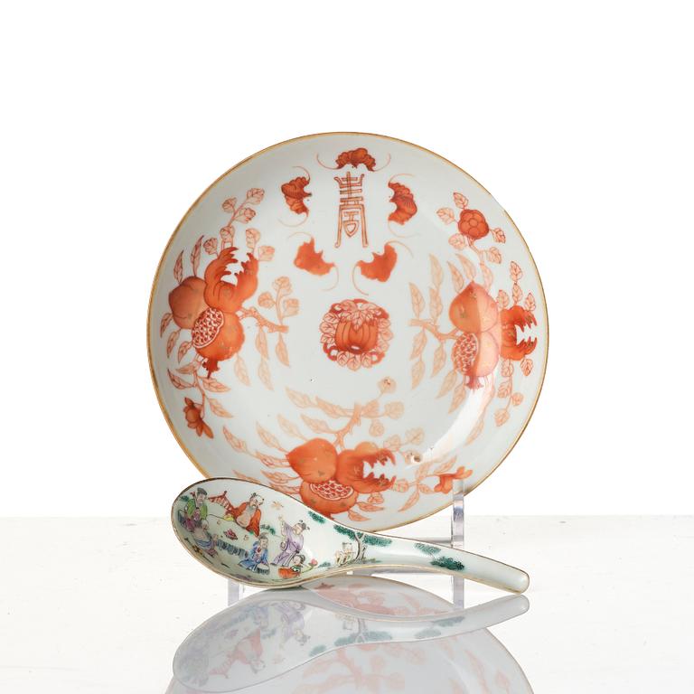A Chinese porcelain dish and a spoon, late Qing dynasty / around 1900.