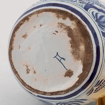 Bordslampor, 3 st, porslin samt fajans, Kina samt Europa, tidigt 1900-tal.