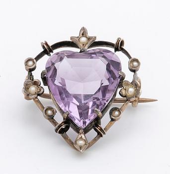 GARNITYR, förgyllt silver med ametister o orientalpärlor, collier, armband och brosch.