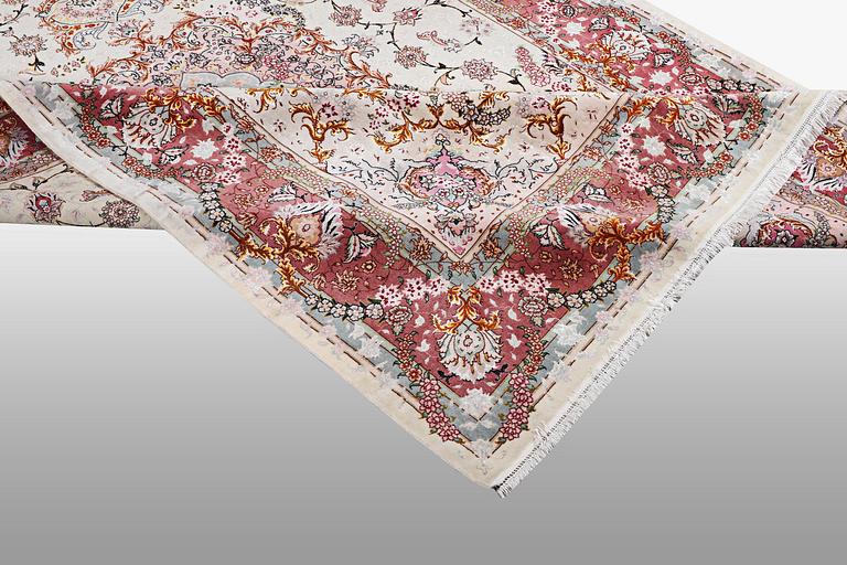 A carpet, Tabriz par silk, 60 Raj, ca 294 x 197 cm.