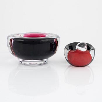 Erik Höglund, two glass bowls, Studioglas, Strömbergshyttan, dated 1990.
