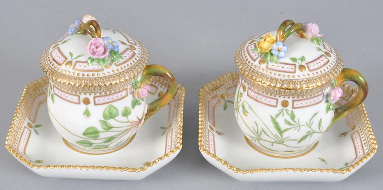 CREMEKOPPAR MED LOCK OCH FAT, 2 st, 
porslin, "Flora Danica" Royal Copenhagen, Danmark.