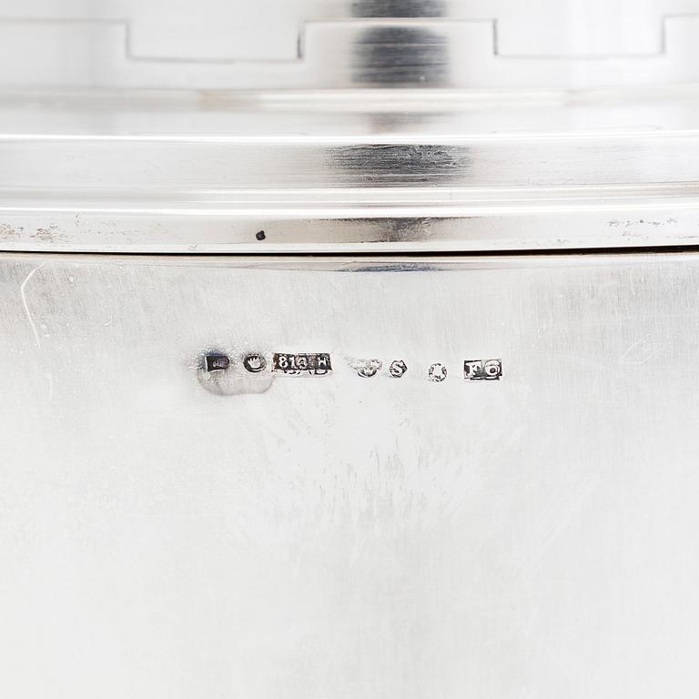 Pokal med lock, silver, Stockholm, finska kontrollstämplar Åbo 1935.