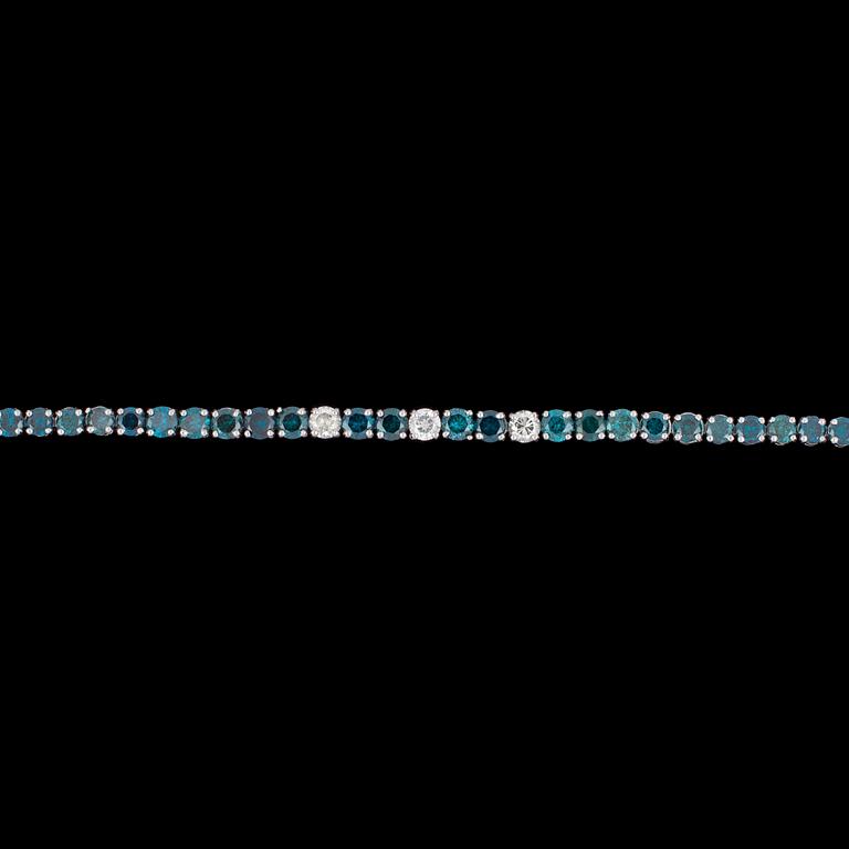 A blue and white brilliant cut diamond bracelet, tot. 6.29 cts.