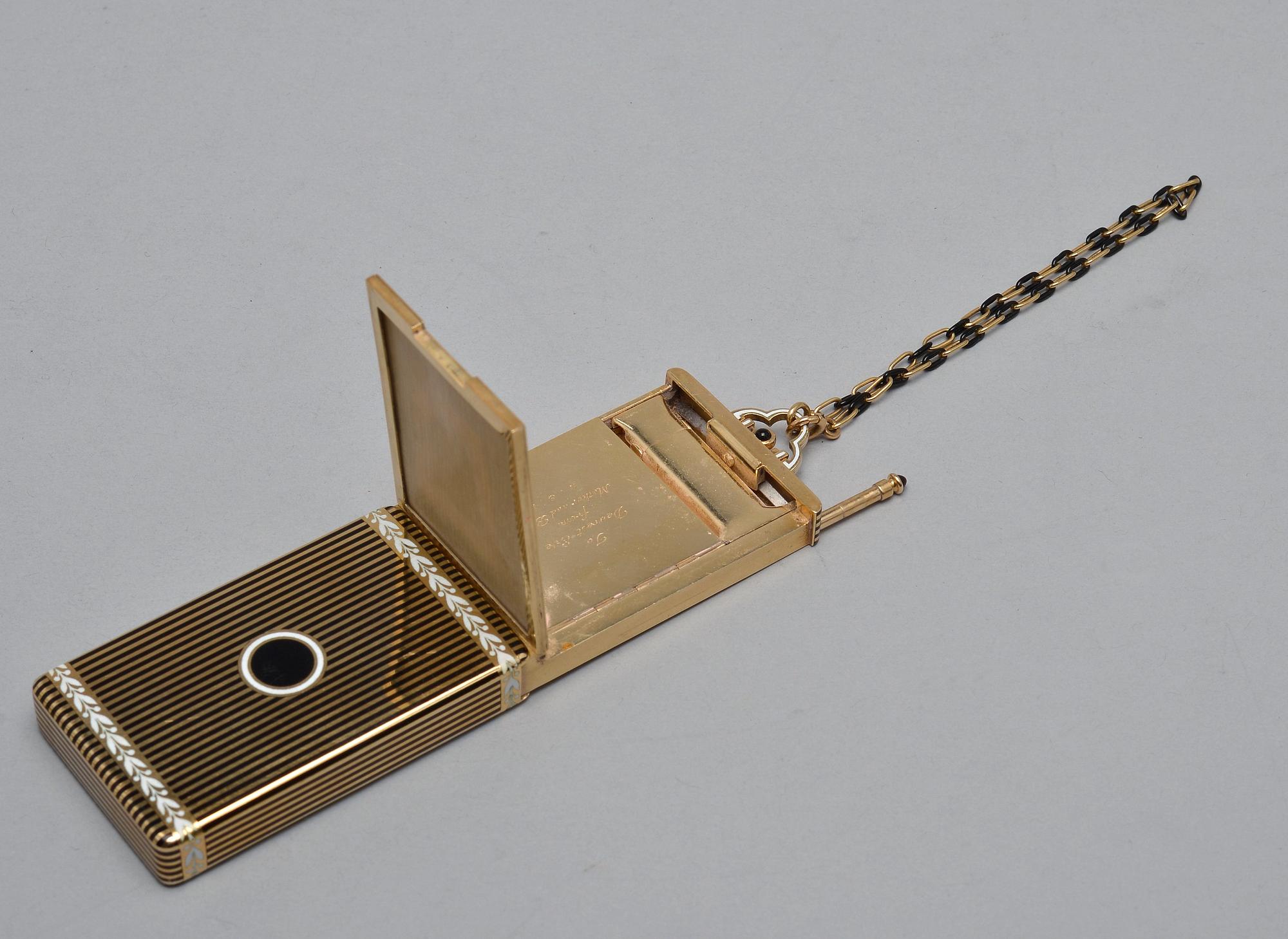 CARTIER MAKE-UP BOX, 18K gold, enamel, onyx. New York 1940 s. Weight 152 g.