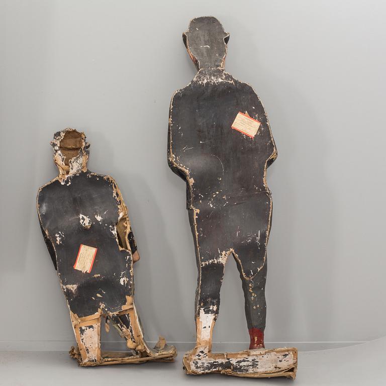 FIGURDOCKOR, ett par, Papier maché,  föreställande Fyrtornet och Släpvagnen. 1900-talets första hälft.