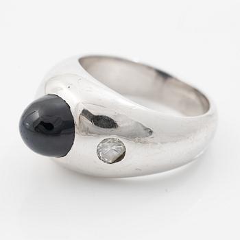 Ring, 18K white gold, set with brilliant-cut diamonds and a cabochon-cut sapphire.