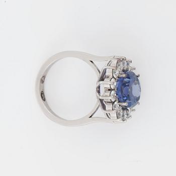 RING med tanzanit 6.80 ct och briljanter 1.40 ct G/VS.