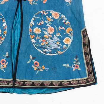 A Chinese embroidered silk robe, late Qing dynasty/early 20th Century.