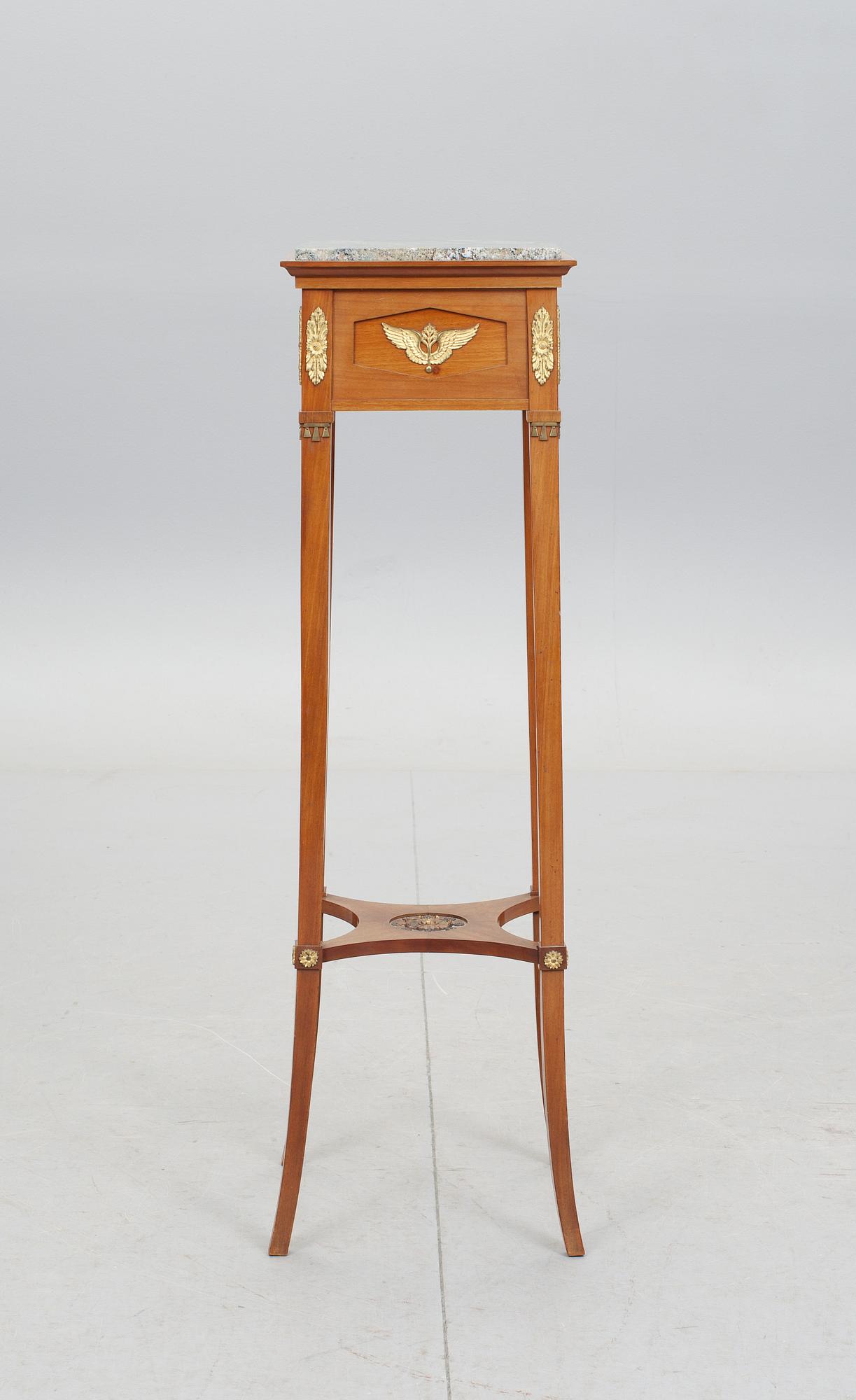 PIEDESTAL, empirestil. 1900-talets första hälft.